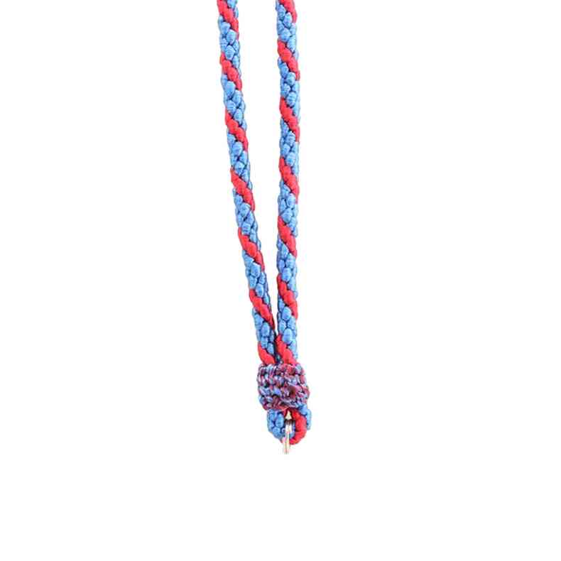 Fotografía de un cordón trenzado de tres cabos para medalla con dos azulina y uno rojo.