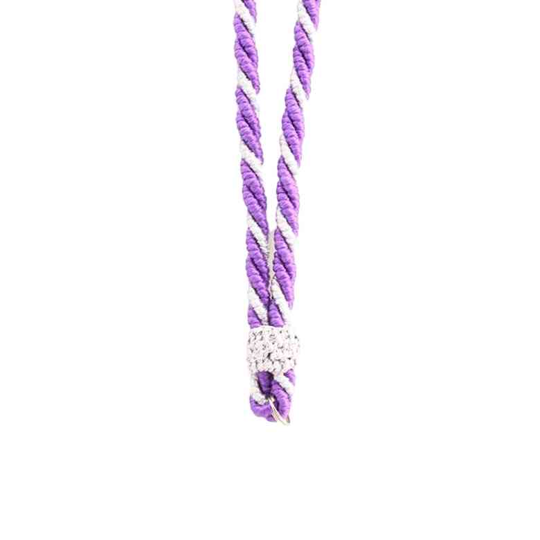 Fotografía de un cordón trenzado de tres cabos para medalla con dos morados y uno blanco.